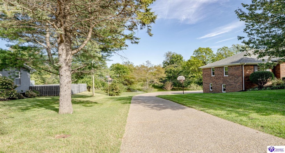 El Dorado Drive, Elizabethtown, Kentucky 42701, ,3 BathroomsBathrooms,For Sale,El Dorado Drive,HK24003783