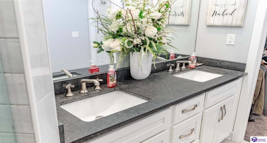 Marian Court, Elizabethtown, Kentucky 42701, ,2 BathroomsBathrooms,For Sale,Marian Court,HK24003784