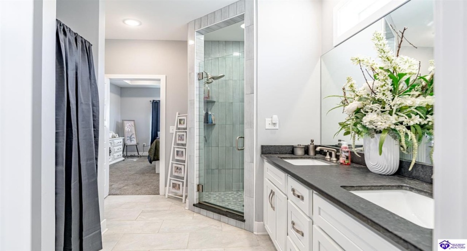 Marian Court, Elizabethtown, Kentucky 42701, ,2 BathroomsBathrooms,For Sale,Marian Court,HK24003784