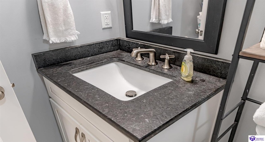 Marian Court, Elizabethtown, Kentucky 42701, ,2 BathroomsBathrooms,For Sale,Marian Court,HK24003784