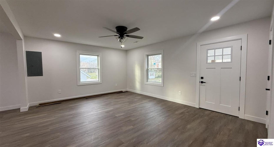 E Hodgenville Ave, Greensburg, Kentucky 42743, ,2 BathroomsBathrooms,For Sale,E Hodgenville Ave,HK24003786