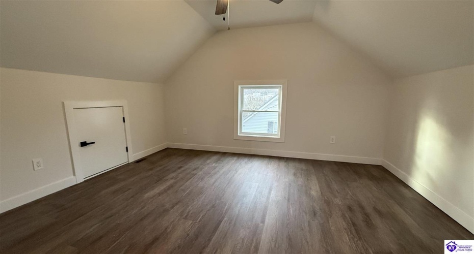 E Hodgenville Ave, Greensburg, Kentucky 42743, ,2 BathroomsBathrooms,For Sale,E Hodgenville Ave,HK24003786