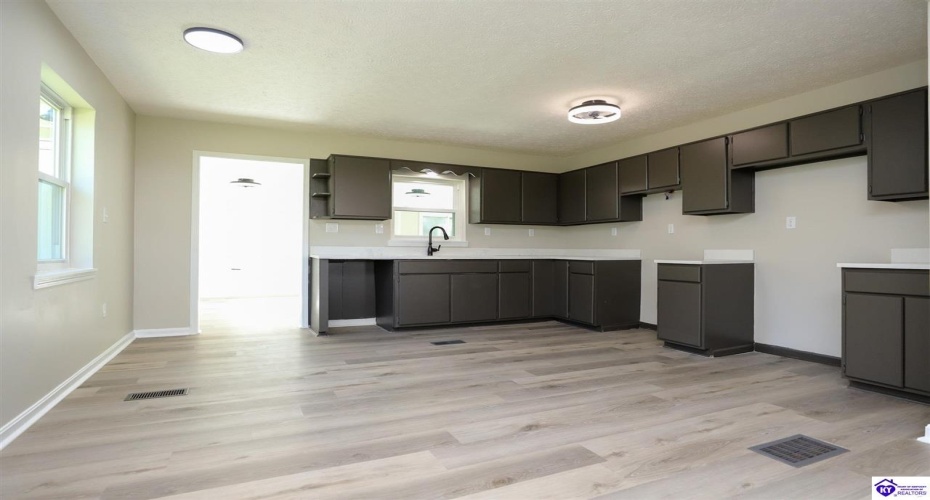 Deer Haven Drive, Elizabethtown, Kentucky 42701, ,3 BathroomsBathrooms,For Sale,Deer Haven Drive,HK24003789