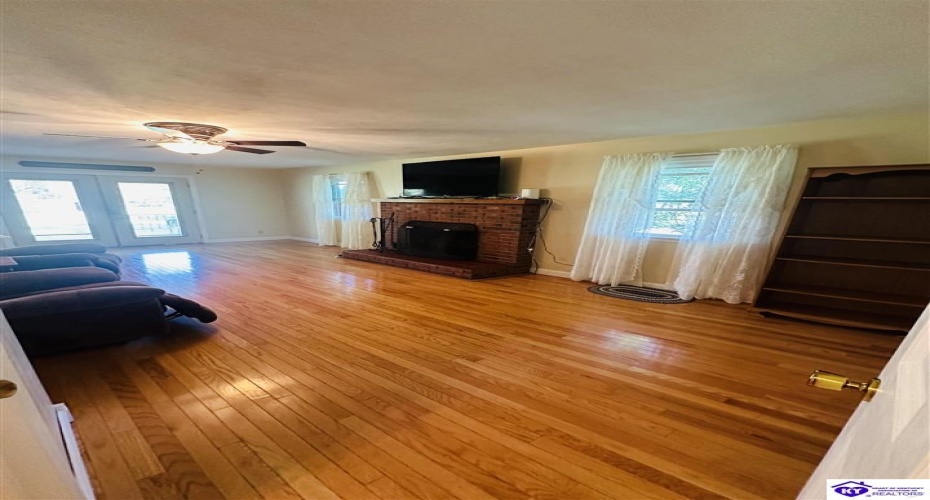 Robinson Avenue, Campbellsville, Kentucky 42718, ,3 BathroomsBathrooms,For Sale,Robinson Avenue,HK24003794