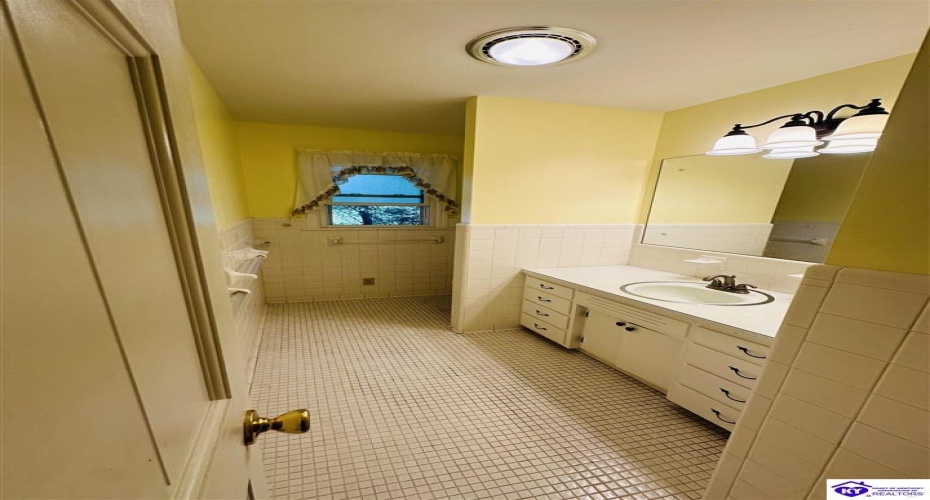 Robinson Avenue, Campbellsville, Kentucky 42718, ,3 BathroomsBathrooms,For Sale,Robinson Avenue,HK24003794