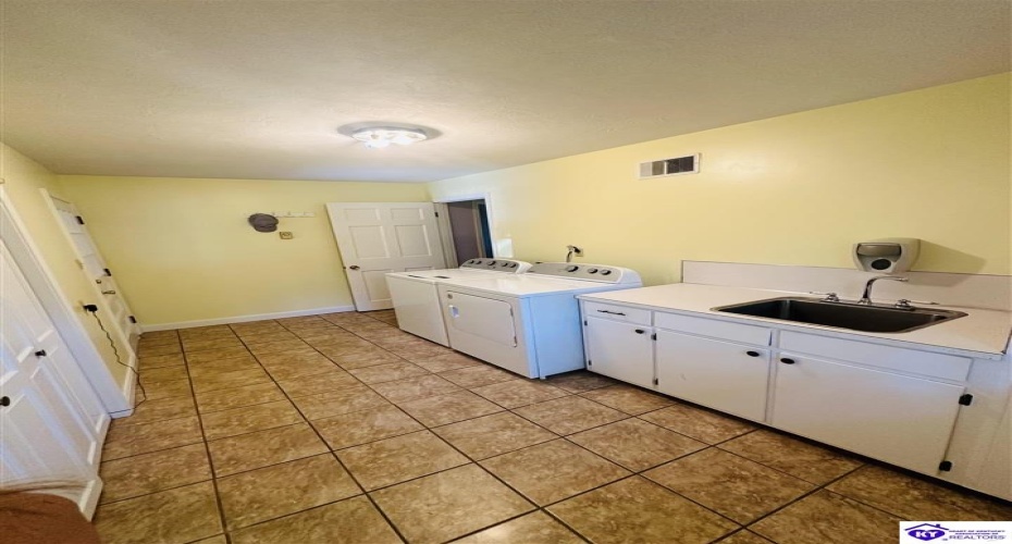 Robinson Avenue, Campbellsville, Kentucky 42718, ,3 BathroomsBathrooms,For Sale,Robinson Avenue,HK24003794