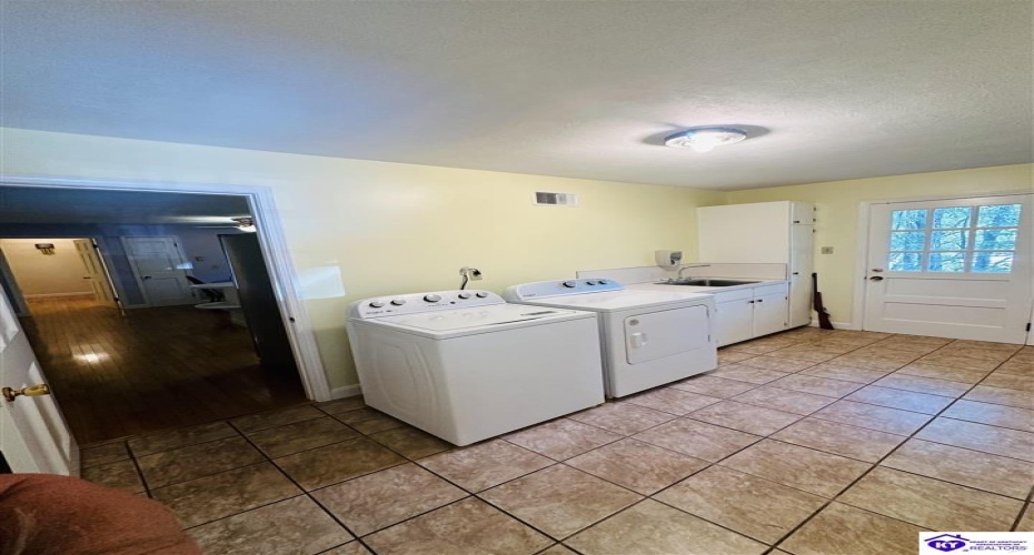 Robinson Avenue, Campbellsville, Kentucky 42718, ,3 BathroomsBathrooms,For Sale,Robinson Avenue,HK24003794