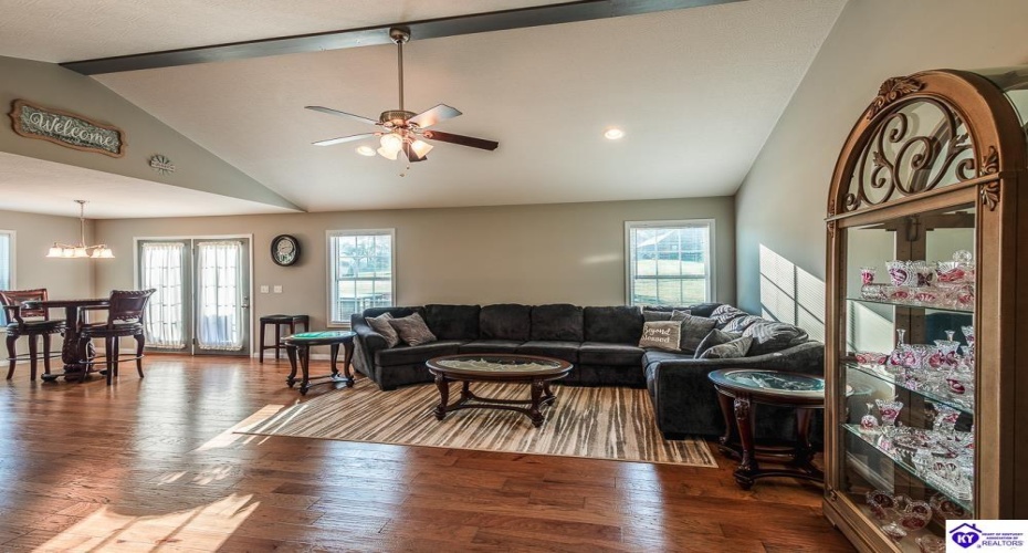 Dixie Highway, Horse Cave, Kentucky 42749, ,2 BathroomsBathrooms,For Sale,Dixie Highway,HK24003844