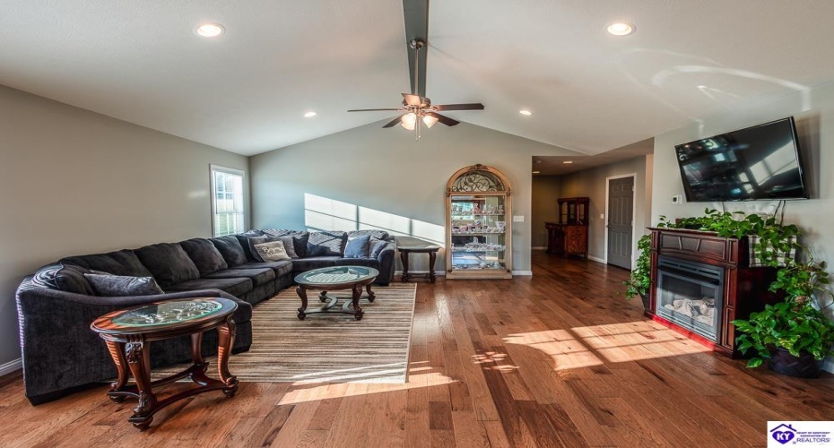 Dixie Highway, Horse Cave, Kentucky 42749, ,2 BathroomsBathrooms,For Sale,Dixie Highway,HK24003844