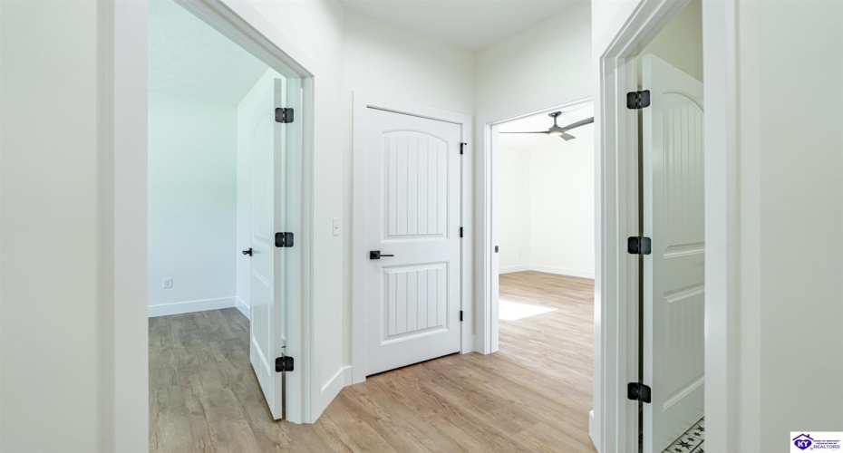 New Glendale Road, Elizabethtown, Kentucky 42701, ,3 BathroomsBathrooms,For Sale,New Glendale Road,HK24003856