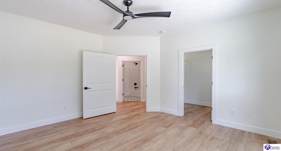 New Glendale Road, Elizabethtown, Kentucky 42701, ,3 BathroomsBathrooms,For Sale,New Glendale Road,HK24003856