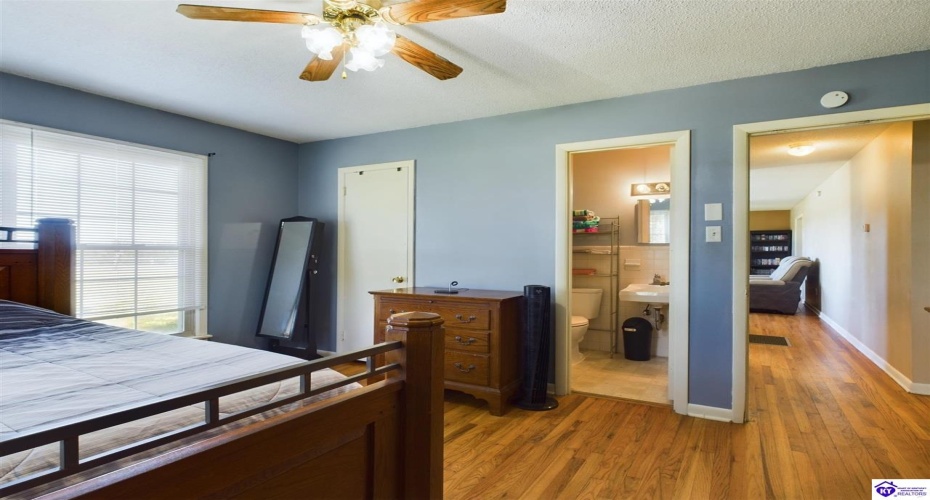 Pear Orchard Rd NW, Elizabethtown, Kentucky 42701, ,2 BathroomsBathrooms,For Sale,Pear Orchard Rd NW,HK24003861