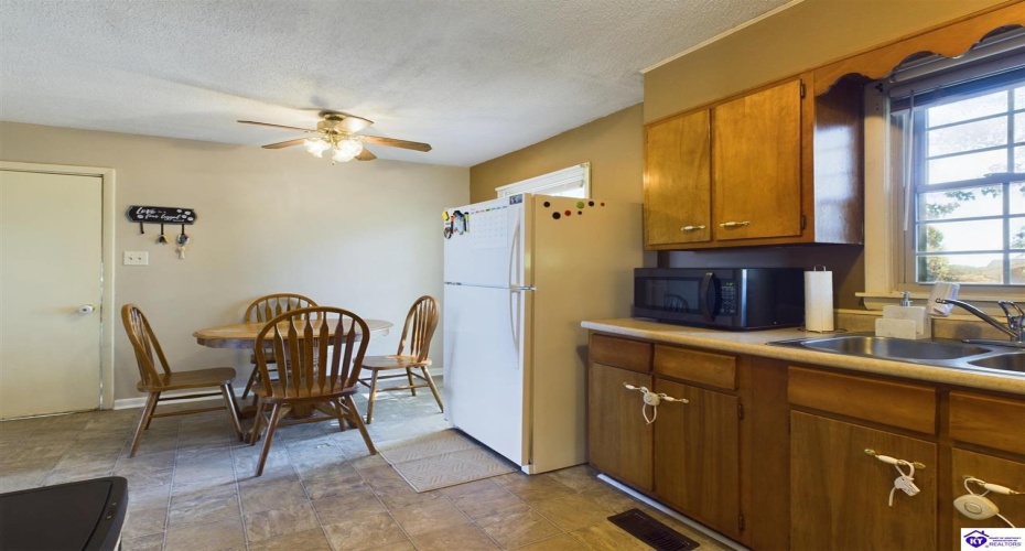 Pear Orchard Rd NW, Elizabethtown, Kentucky 42701, ,2 BathroomsBathrooms,For Sale,Pear Orchard Rd NW,HK24003861