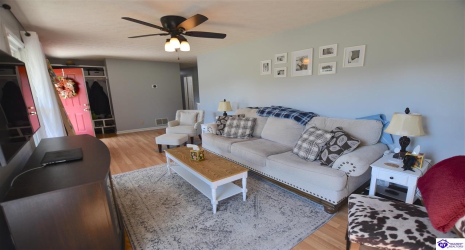 Winter Park Place, Elizabethtown, Kentucky 42701, ,3 BathroomsBathrooms,For Sale,Winter Park Place,HK24003885 Winter Park Place, Elizabethtown, Kentucky 42701, ,3 BathroomsBathrooms,For Sale,Winter Park Place,HK24003885