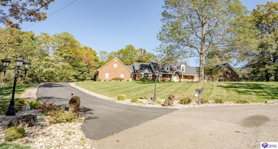 Chaparral Drive, Elizabethtown, Kentucky 42701, ,4 BathroomsBathrooms,For Sale,Chaparral Drive,HK24003899 Chaparral Drive, Elizabethtown, Kentucky 42701, ,4 BathroomsBathrooms,For Sale,Chaparral Drive,HK24003899