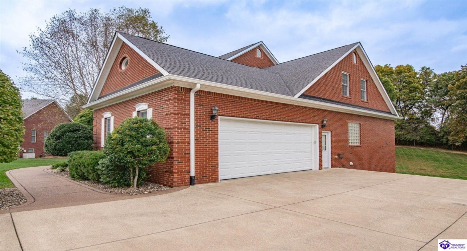 Deer Run Way, Elizabethtown, Kentucky 42701, ,5 BathroomsBathrooms,For Sale,Deer Run Way,HK24003910