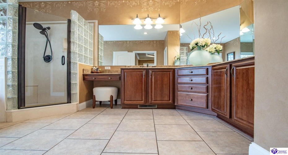 Deer Run Way, Elizabethtown, Kentucky 42701, ,5 BathroomsBathrooms,For Sale,Deer Run Way,HK24003910