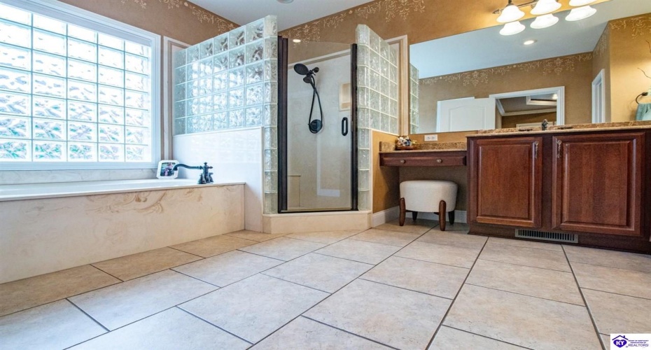 Deer Run Way, Elizabethtown, Kentucky 42701, ,5 BathroomsBathrooms,For Sale,Deer Run Way,HK24003910