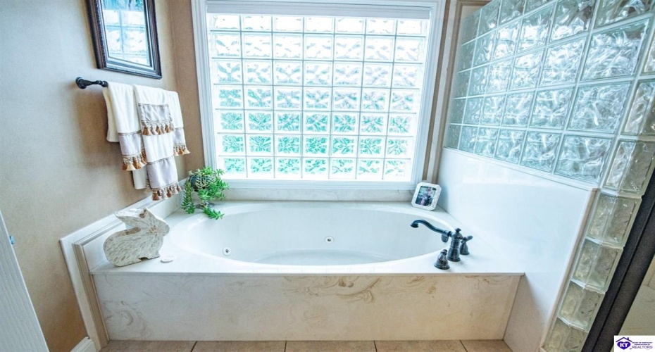 Deer Run Way, Elizabethtown, Kentucky 42701, ,5 BathroomsBathrooms,For Sale,Deer Run Way,HK24003910