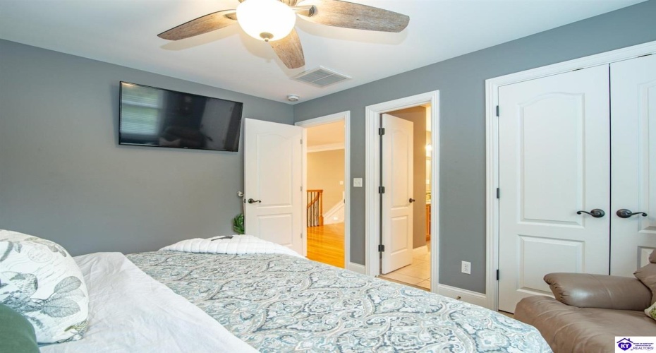 Deer Run Way, Elizabethtown, Kentucky 42701, ,5 BathroomsBathrooms,For Sale,Deer Run Way,HK24003910