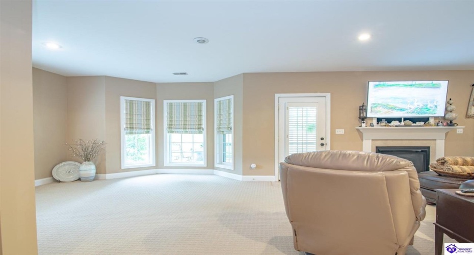 Deer Run Way, Elizabethtown, Kentucky 42701, ,5 BathroomsBathrooms,For Sale,Deer Run Way,HK24003910