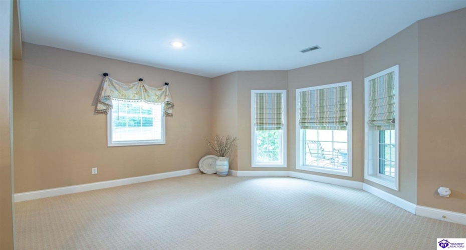 Deer Run Way, Elizabethtown, Kentucky 42701, ,5 BathroomsBathrooms,For Sale,Deer Run Way,HK24003910