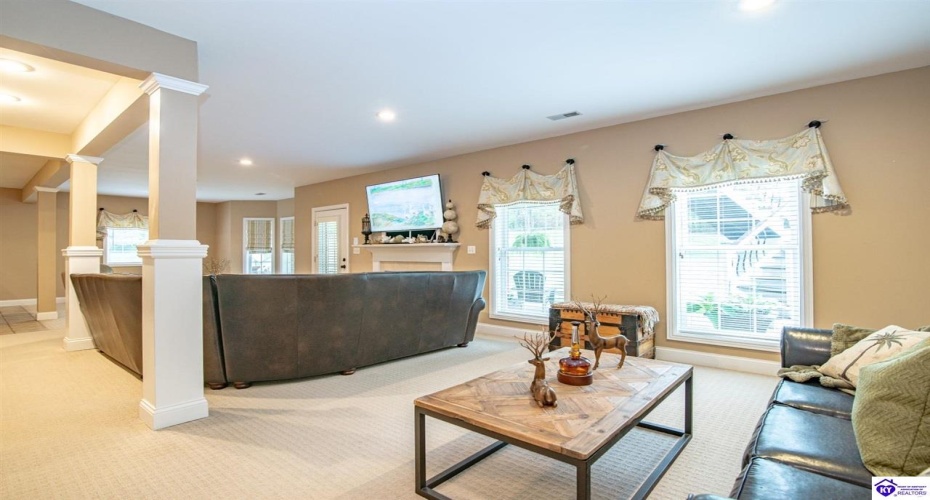 Deer Run Way, Elizabethtown, Kentucky 42701, ,5 BathroomsBathrooms,For Sale,Deer Run Way,HK24003910