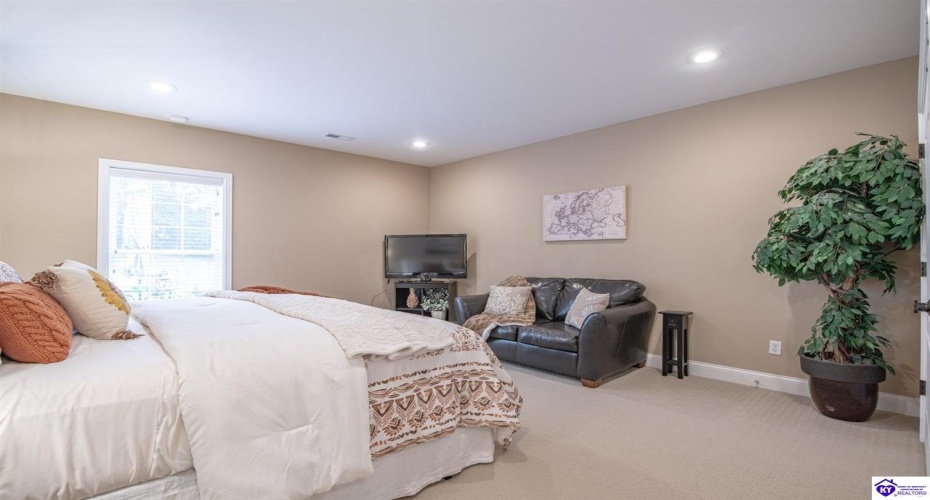 Deer Run Way, Elizabethtown, Kentucky 42701, ,5 BathroomsBathrooms,For Sale,Deer Run Way,HK24003910