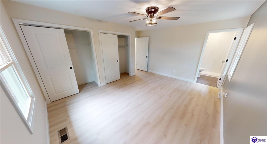 Oakwood Drive, Elizabethtown, Kentucky 42701, ,3 BathroomsBathrooms,For Sale,Oakwood Drive,HK24003929