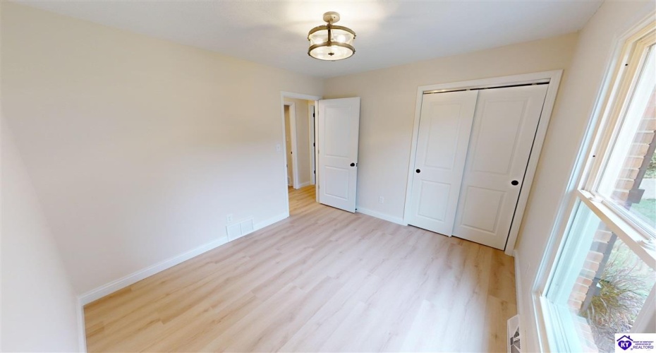 Oakwood Drive, Elizabethtown, Kentucky 42701, ,3 BathroomsBathrooms,For Sale,Oakwood Drive,HK24003929