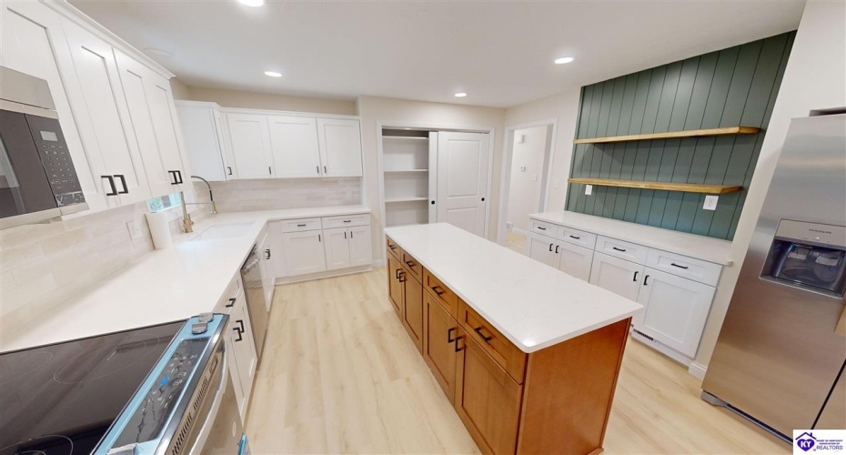 Oakwood Drive, Elizabethtown, Kentucky 42701, ,3 BathroomsBathrooms,For Sale,Oakwood Drive,HK24003929