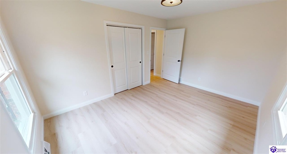 Oakwood Drive, Elizabethtown, Kentucky 42701, ,3 BathroomsBathrooms,For Sale,Oakwood Drive,HK24003929