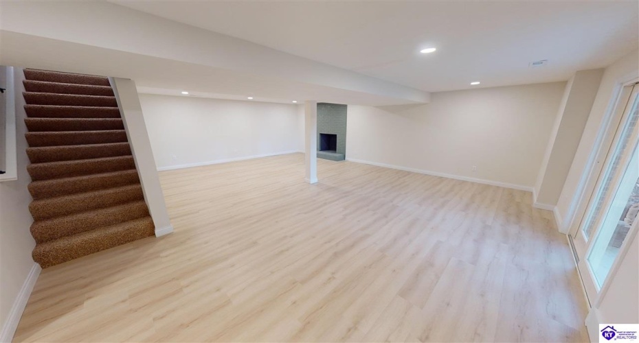 Oakwood Drive, Elizabethtown, Kentucky 42701, ,3 BathroomsBathrooms,For Sale,Oakwood Drive,HK24003929