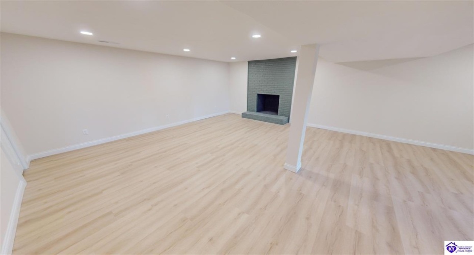 Oakwood Drive, Elizabethtown, Kentucky 42701, ,3 BathroomsBathrooms,For Sale,Oakwood Drive,HK24003929