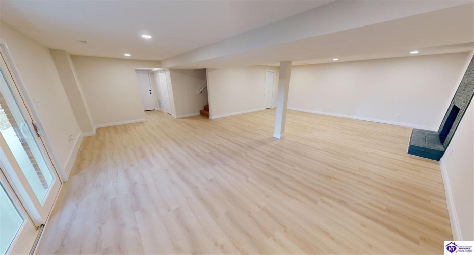 Oakwood Drive, Elizabethtown, Kentucky 42701, ,3 BathroomsBathrooms,For Sale,Oakwood Drive,HK24003929