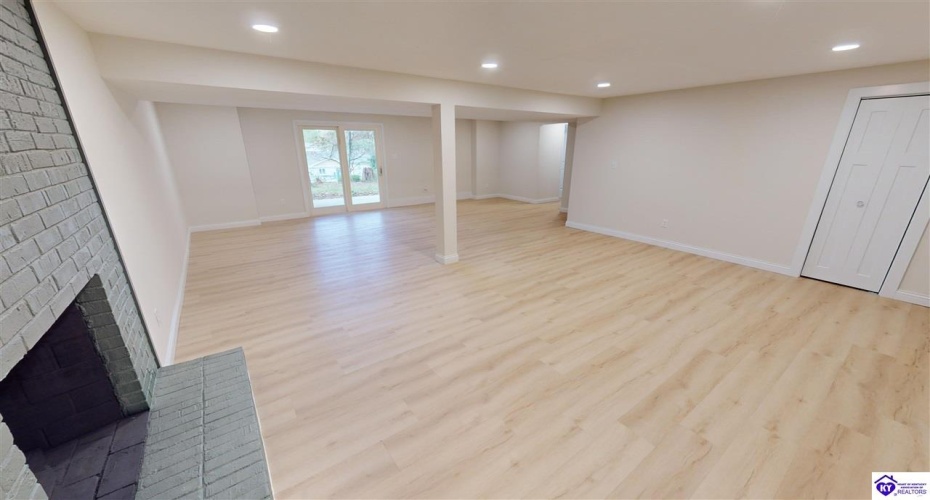 Oakwood Drive, Elizabethtown, Kentucky 42701, ,3 BathroomsBathrooms,For Sale,Oakwood Drive,HK24003929