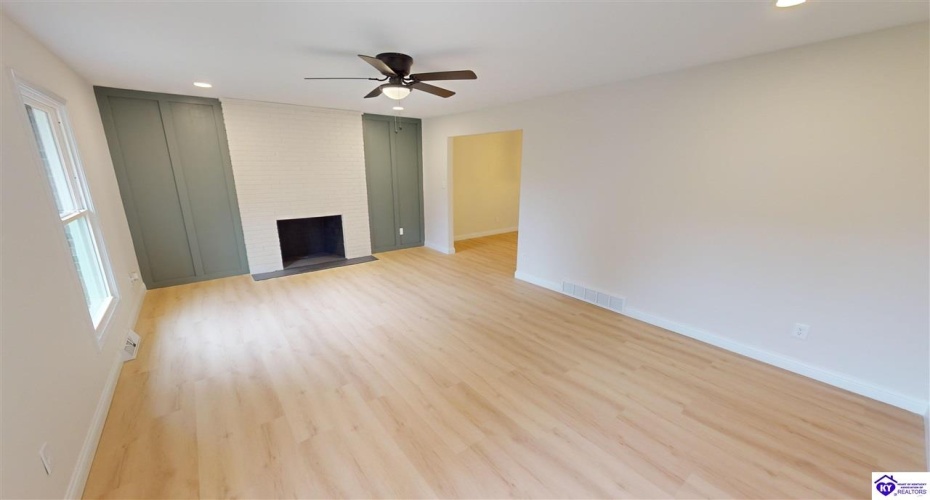 Oakwood Drive, Elizabethtown, Kentucky 42701, ,3 BathroomsBathrooms,For Sale,Oakwood Drive,HK24003929