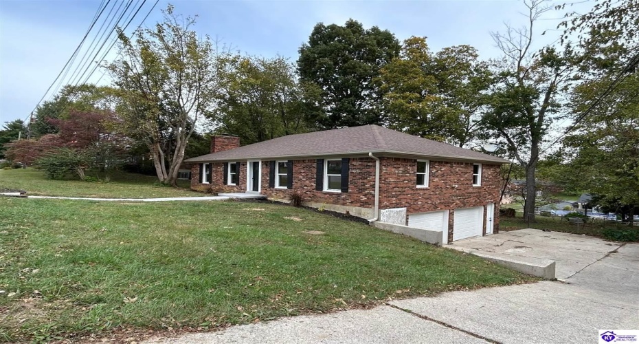 Oakwood Drive, Elizabethtown, Kentucky 42701, ,3 BathroomsBathrooms,For Sale,Oakwood Drive,HK24003929