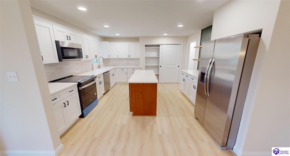 Oakwood Drive, Elizabethtown, Kentucky 42701, ,3 BathroomsBathrooms,For Sale,Oakwood Drive,HK24003929