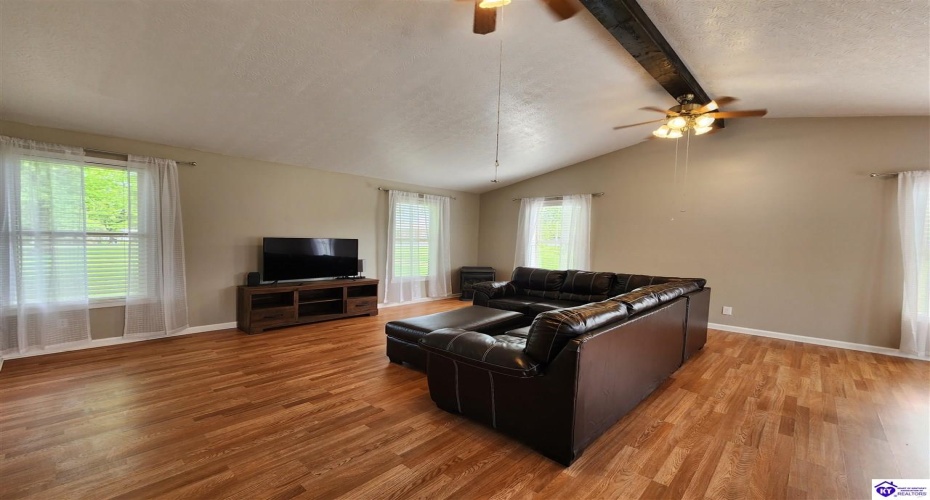 Bardstown Road, Hodgenville, Kentucky 42748, ,2 BathroomsBathrooms,For Sale,Bardstown Road,HK24003933