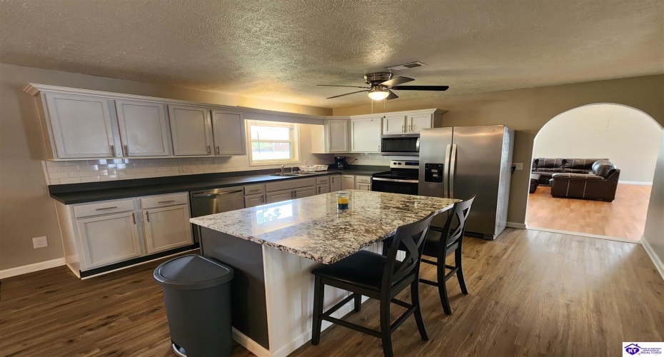 Bardstown Road, Hodgenville, Kentucky 42748, ,2 BathroomsBathrooms,For Sale,Bardstown Road,HK24003933