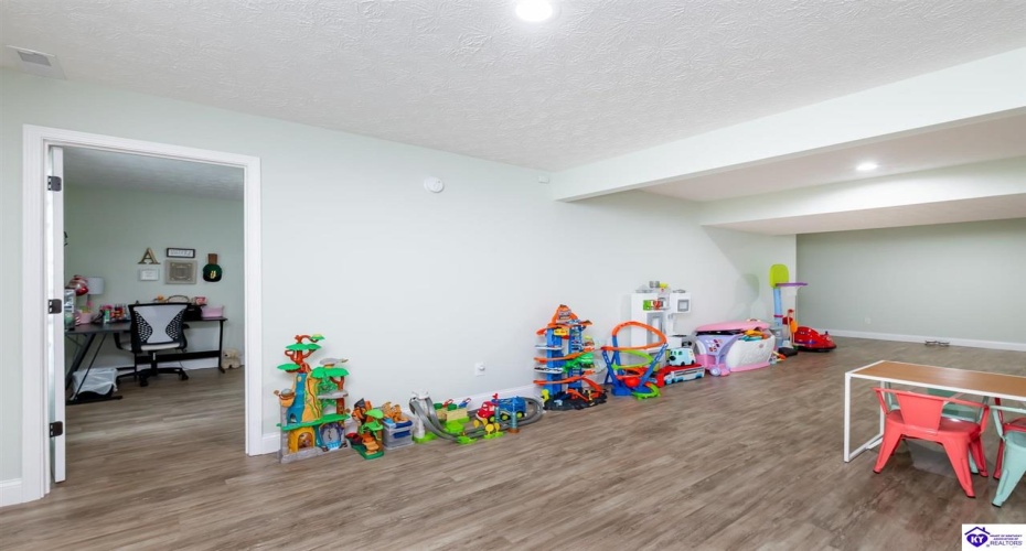 Turner Court, Vine Grove, Kentucky 40175, ,4 BathroomsBathrooms,For Sale,Turner Court,HK24003966