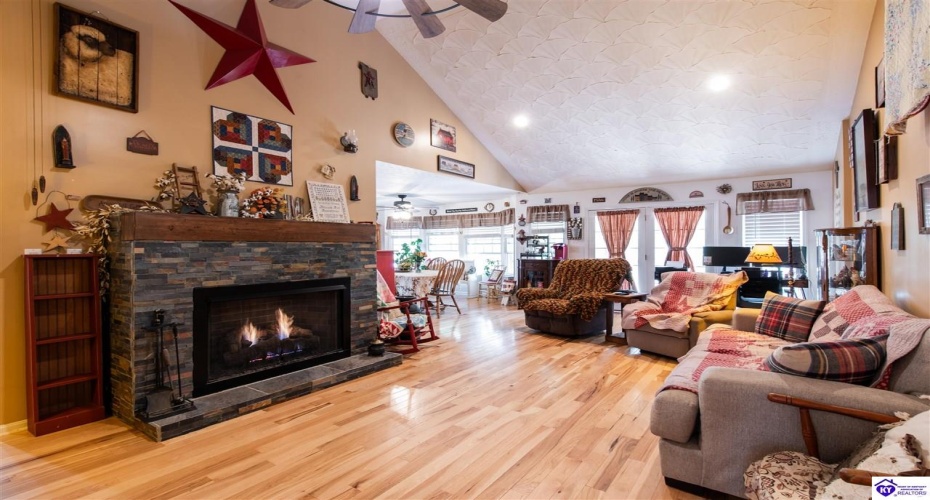 Evening Star Drive, Louisville, Kentucky 40272, ,3 BathroomsBathrooms,For Sale,Evening Star Drive,HK24003974