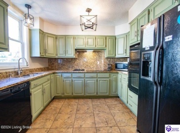 3rd Street, Louisville, Kentucky 40214, ,2 BathroomsBathrooms,For Sale,3rd Street,HK24004001