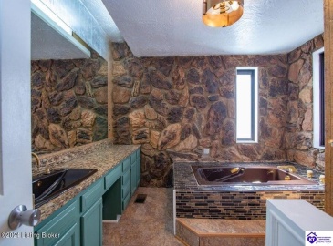 3rd Street, Louisville, Kentucky 40214, ,2 BathroomsBathrooms,For Sale,3rd Street,HK24004001