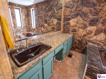 3rd Street, Louisville, Kentucky 40214, ,2 BathroomsBathrooms,For Sale,3rd Street,HK24004001