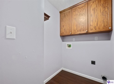 Winding River Way, Louisville, Kentucky 40229, ,3 BathroomsBathrooms,For Sale,Winding River Way,HK24004007