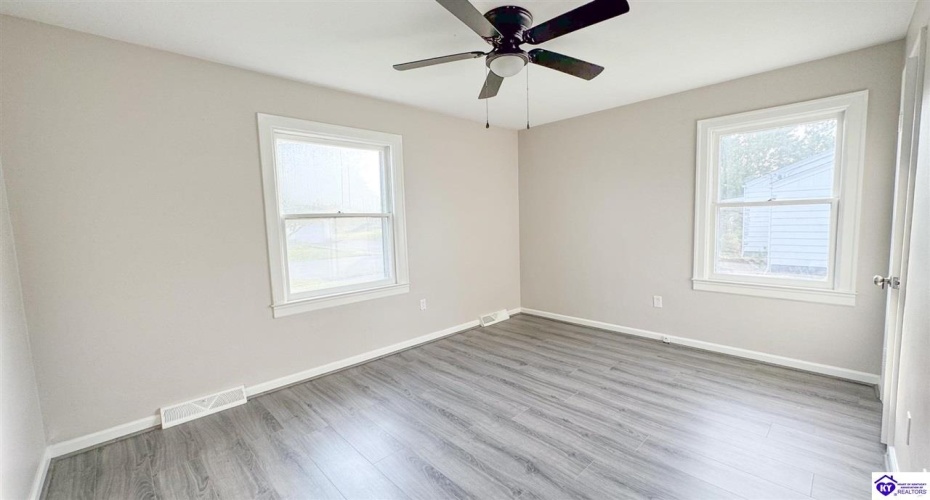 Lowell Avenue, Campbellsville, Kentucky 42718, ,2 BathroomsBathrooms,For Sale,Lowell Avenue,HK24003793