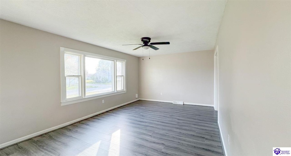 Lowell Avenue, Campbellsville, Kentucky 42718, ,2 BathroomsBathrooms,For Sale,Lowell Avenue,HK24003793