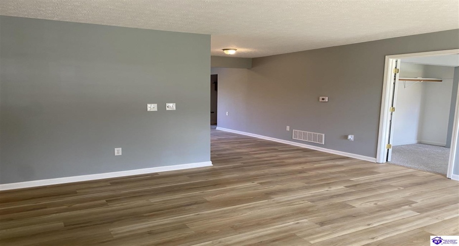 Kings Way, Elizabethtown, Kentucky 42701, ,2 BathroomsBathrooms,For Sale,Kings Way,HK24004025